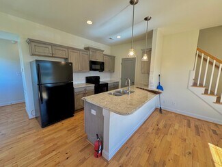 Building Photo - Old Forest Rd Duplex