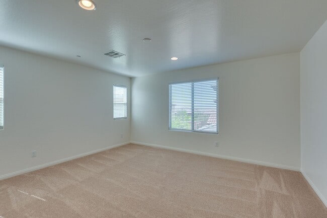 Building Photo - Gorgeous one story 4 bedroom 2 Bathroom Ho...