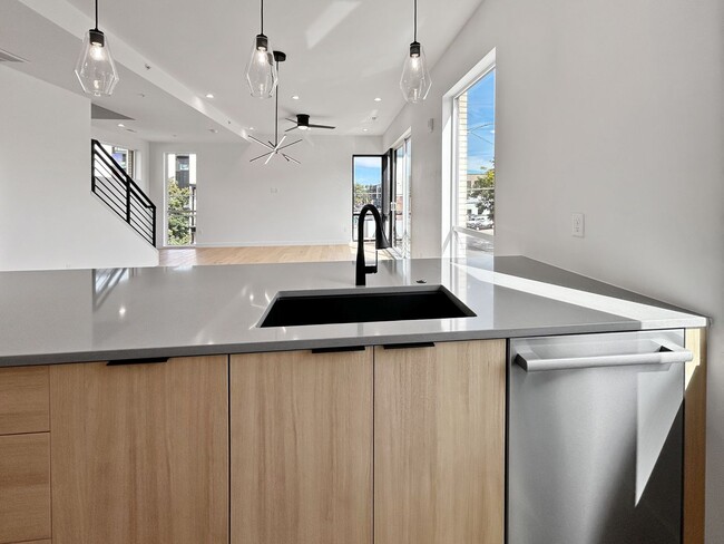 Building Photo - $0 DEPOSIT OPTION. BRAND NEW 4 BED 3 BATH HOME WITH ROOFTOP DECK IN BERKELEY