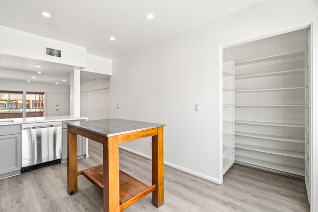 Building Photo - 277 E Alejo Rd