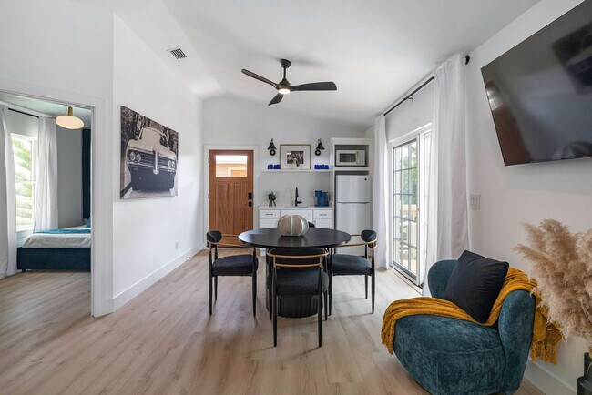 Building Photo - 30 W Castillo Dr