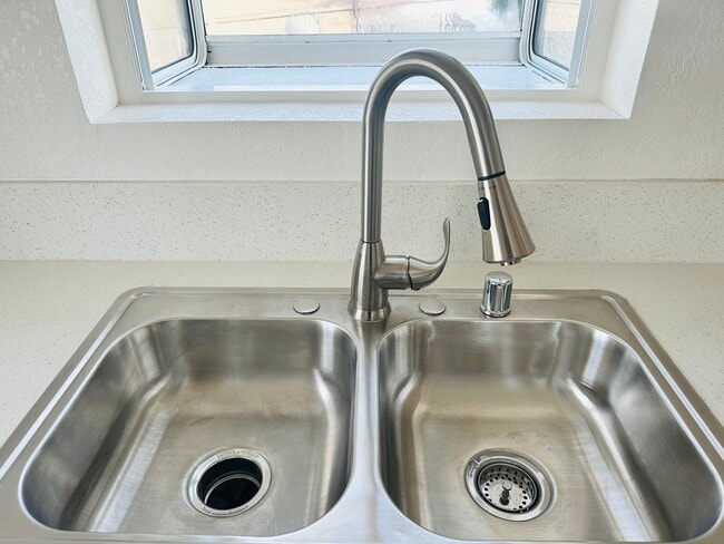 Building Photo - 5847 Gaviota Ave