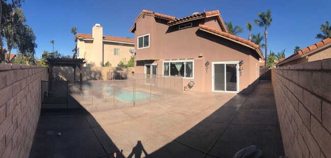 Building Photo - Beautiful 4 bedroom / 3 bathroom Heritage Home with Pool, Spa and Solar!
