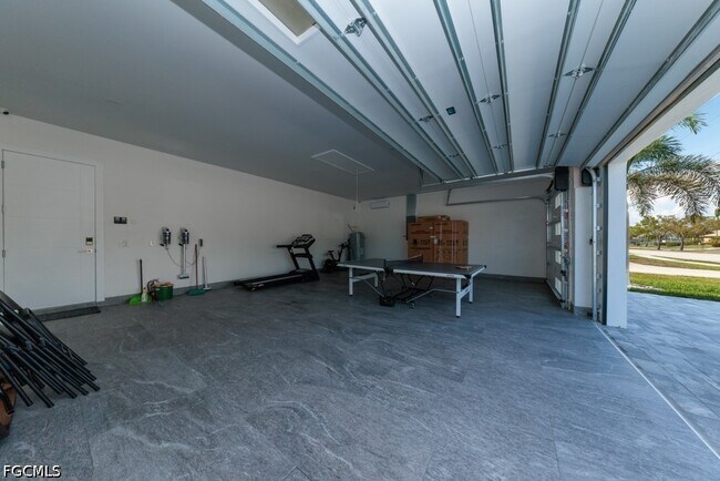 Building Photo - 4024 Chiquita Blvd S