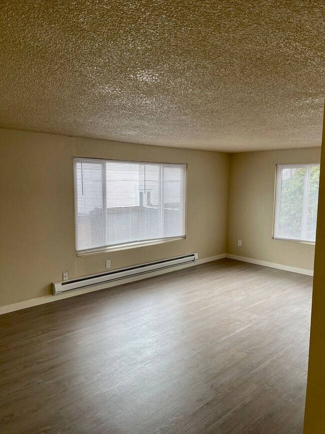 Building Photo - Spacious 2 Bedroom, 1 Bathroom Apartment w...