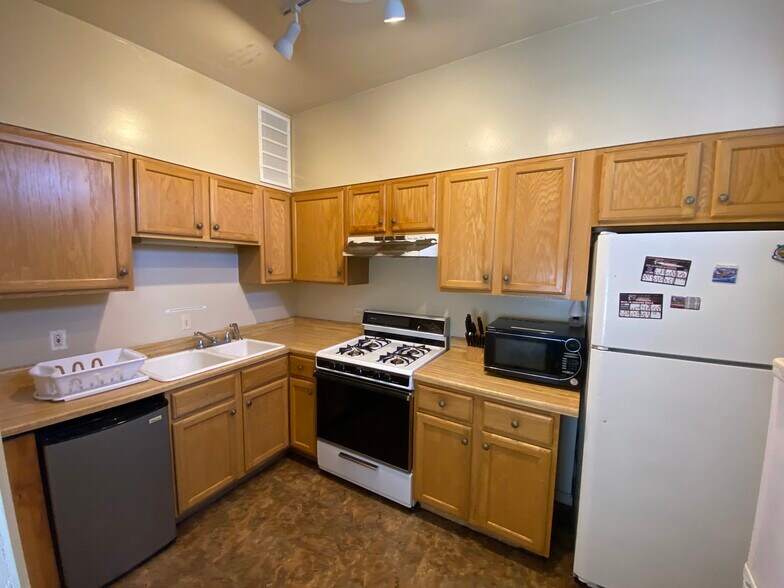 Kitchen - 915 S Loomis St