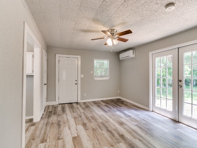 Building Photo - 4410 N Blackwelder Ave