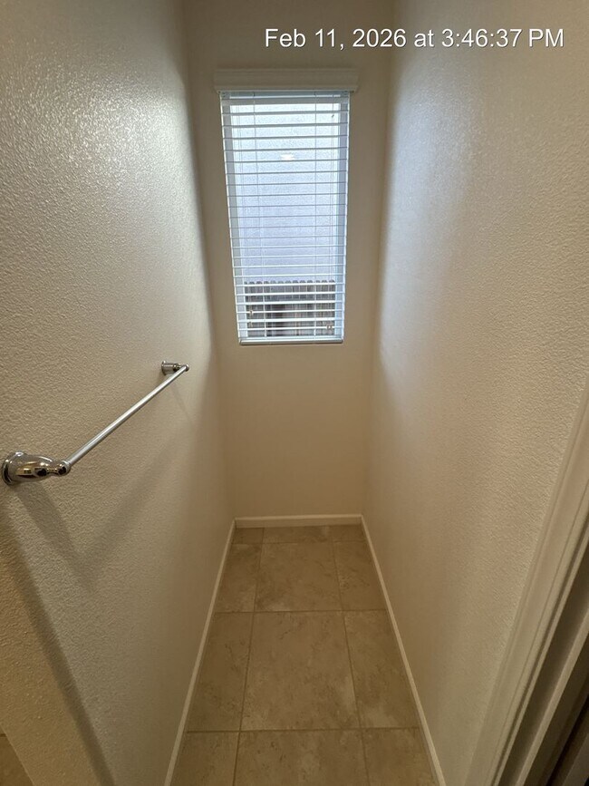 Building Photo - 4 Bedroom home! Rent Ready NW Visalia!