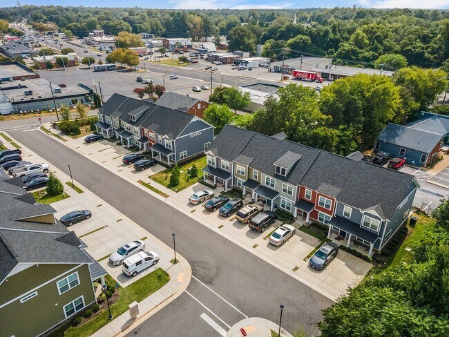 Building Photo - Townhome in Chester - Prime Location!