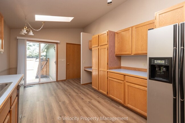 Building Photo - Clean & well kept, 3 bedroom, 2 bath!