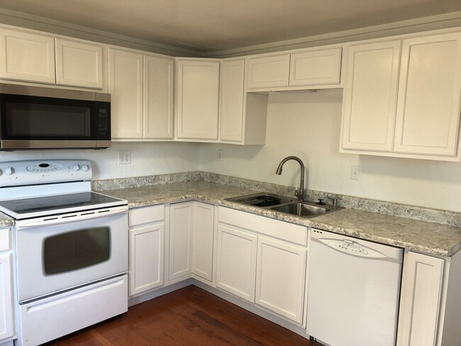 Building Photo - 3 bedroom 1 bathroom house in Springfield!