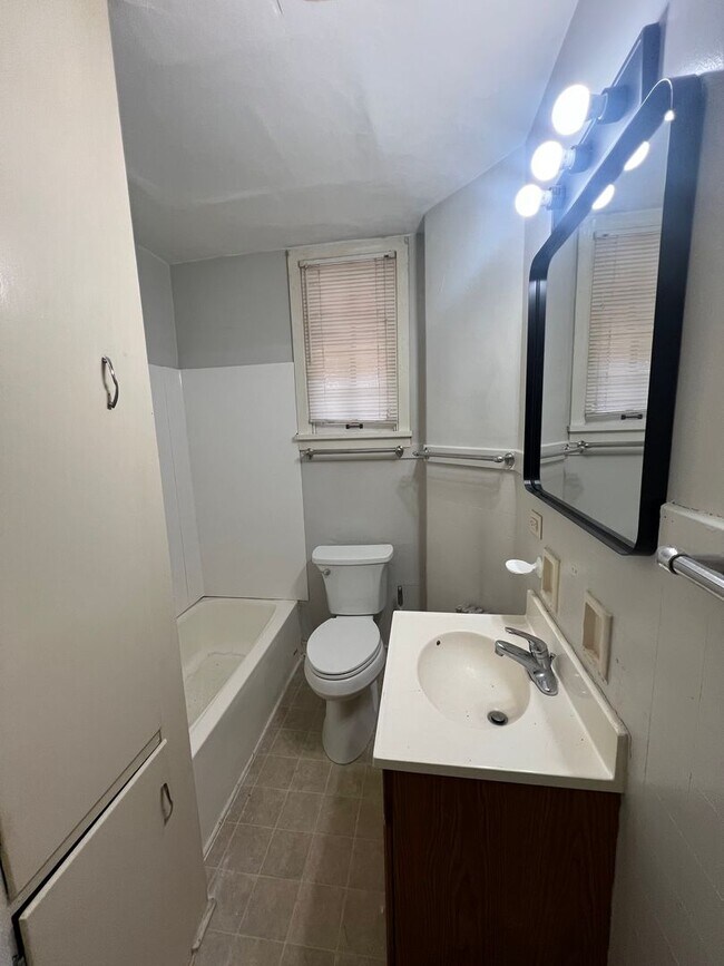 Building Photo - 128 S West St