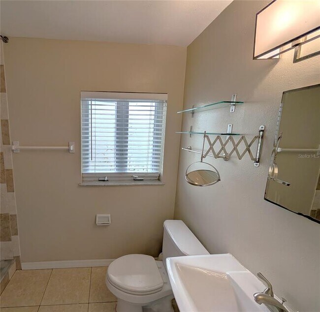 Building Photo - 520 11th Ave N