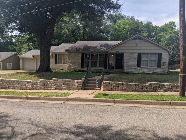 Building Photo - 901 N Azalea Dr