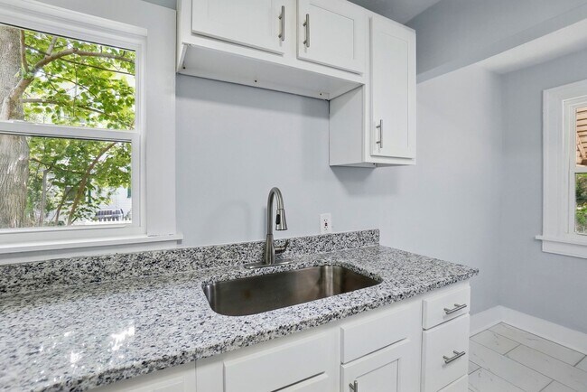 Building Photo - Two Bedroom in Dayton!