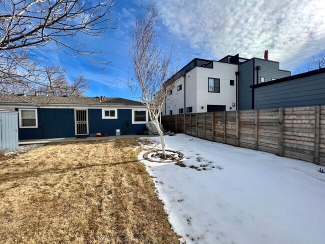 Building Photo - $0 DEPOSIT OPTION. CLASSIC CHARACTER MEETS COMFORT: 2-BED, 1-BATH IN AN INVITING TRIPLEX