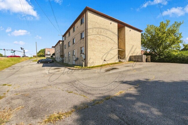 Building Photo - 612 Madison St