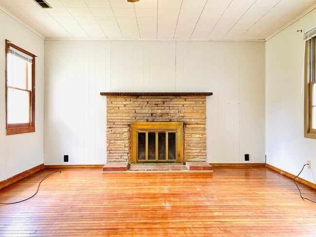 Building Photo - 3 bed 1 bath, garage, quiet street