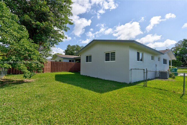 Building Photo - 10722 SW 77th Ave