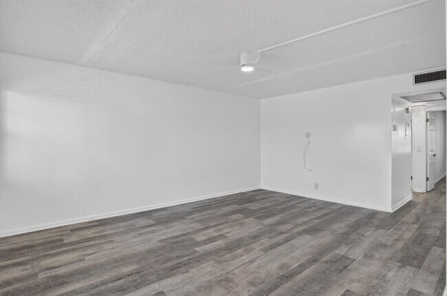 Building Photo - 3045 Cornwall C