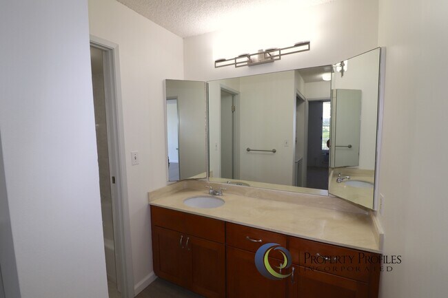 Building Photo - 1 Bedroom 1 Bath unit in The Highlander with 2 Parking - Available June 1st