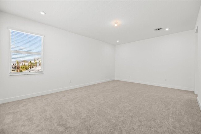 Building Photo - 890 SW Newfield Ave