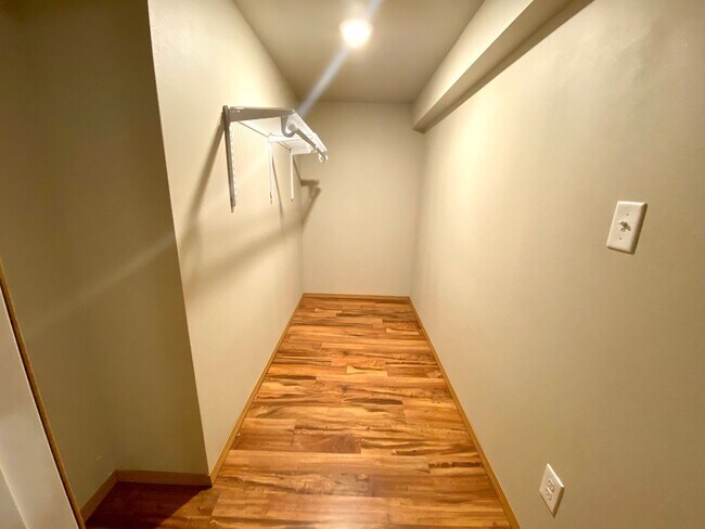 Building Photo - 1418