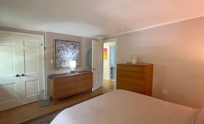 Building Photo - Spacious 2BR/1.5BA Townhouse Available February 1st!!  Great West End Location!!