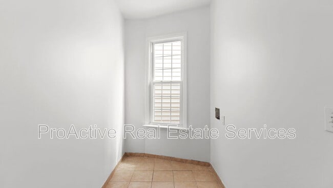 Building Photo - 417 W 30th St