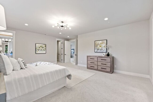 Building Photo - Luxury Bellevue Estate in Prestigious Bridle Trails For Rent
