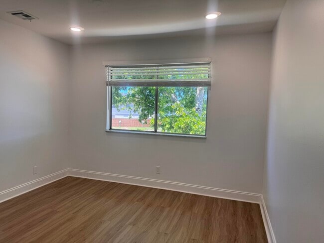 Building Photo - 805 Tiffany Dr W