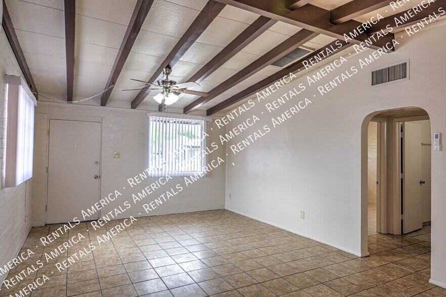 Building Photo - 3040 N Sparkman Blvd