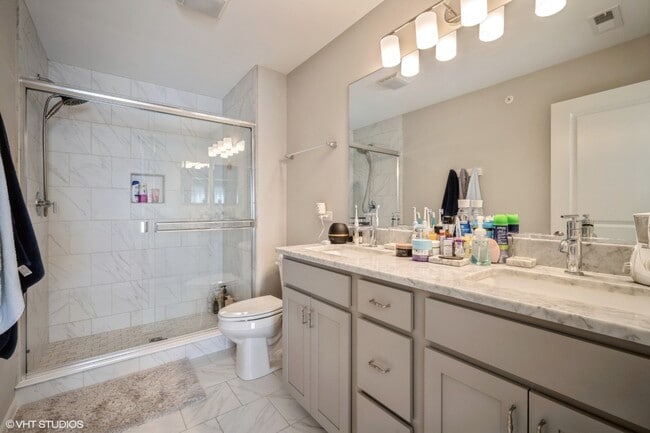 Building Photo - Lexington Circle West