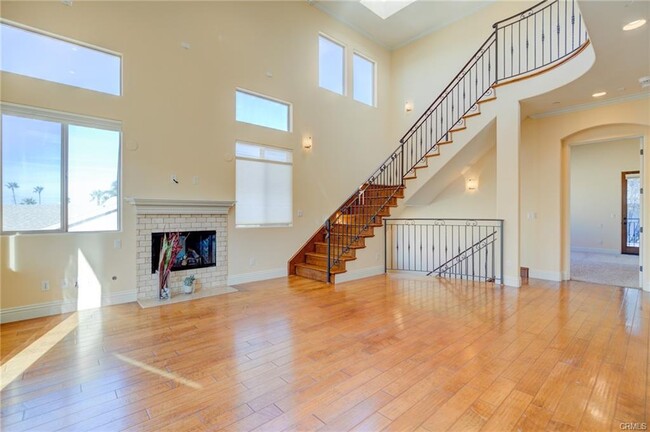 Building Photo - 612 N Juanita Ave