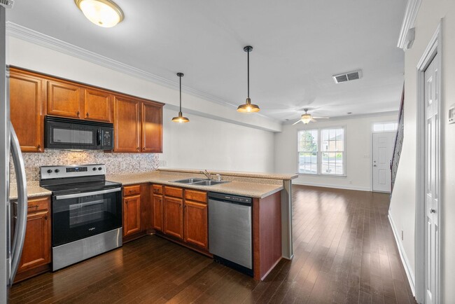 Building Photo - Pet Friendly Condo Downtown!