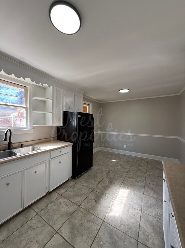 Building Photo - 921 Woodland Dr