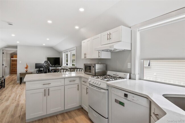 Building Photo - 19 Pine Ln