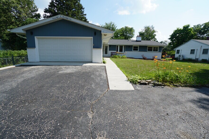 Building Photo - 28W383 Behrs Circle Dr S