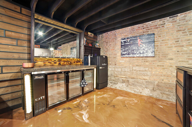 Building Photo - 2130 W Washington Blvd