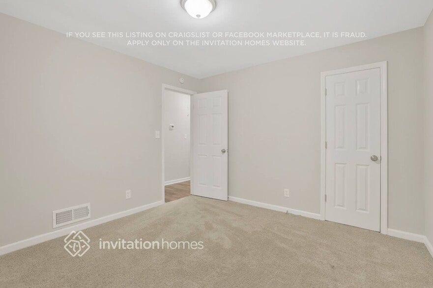 Building Photo - 3102 S Oak Ct SE