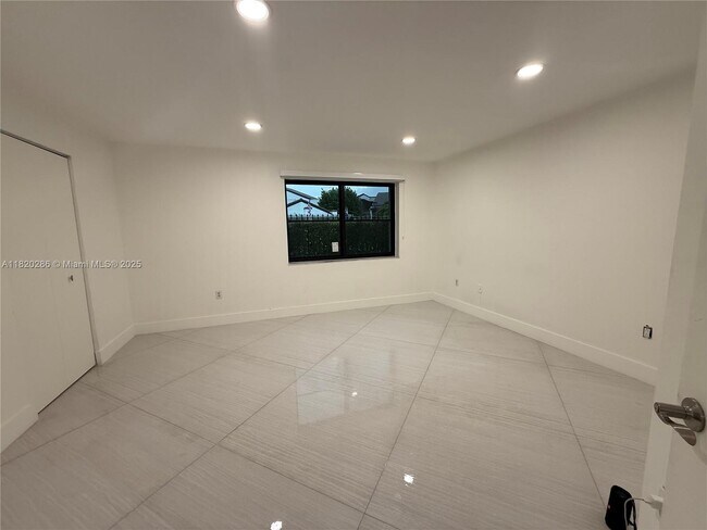 Building Photo - 9405 Fontainebleau Blvd