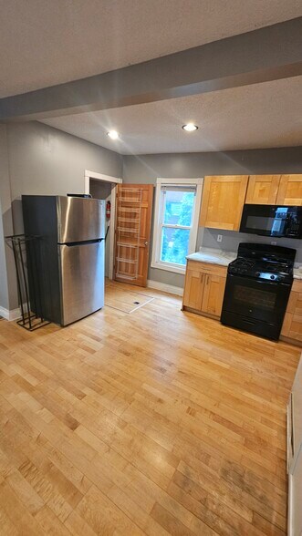 Building Photo - 1609 3rd St NE