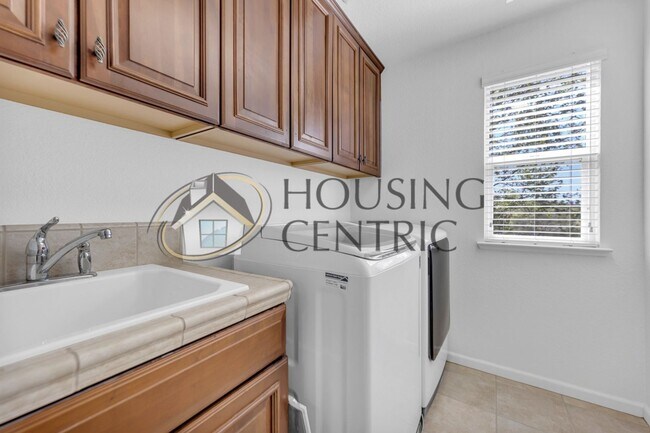 Building Photo - Beautiful Executive Home w/ Pool on 1/2 Ac...