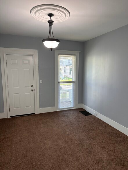 Building Photo - 136 Chapin St
