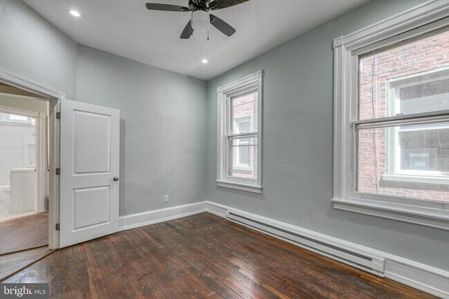 Building Photo - Amazing Unit