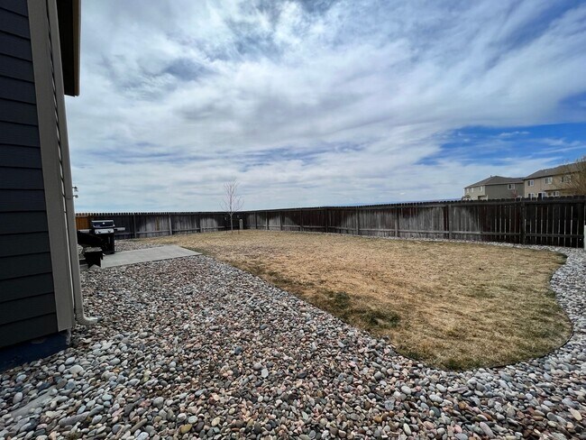 Building Photo - Gorgeous 3 bed/2.5 bath home with 3-CAR TA...