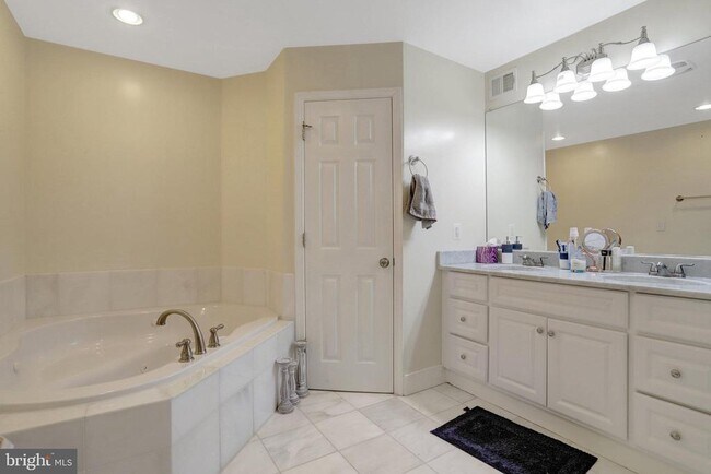 Building Photo - 7618 Leonard Dr