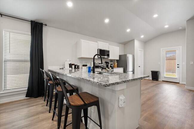 Building Photo - 2146 Kokomo Ave