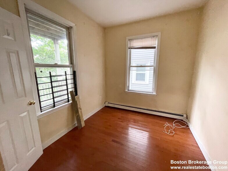 Building Photo - 7 Iroquois St