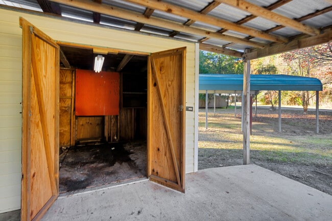 Building Photo - 220 Tree Ln